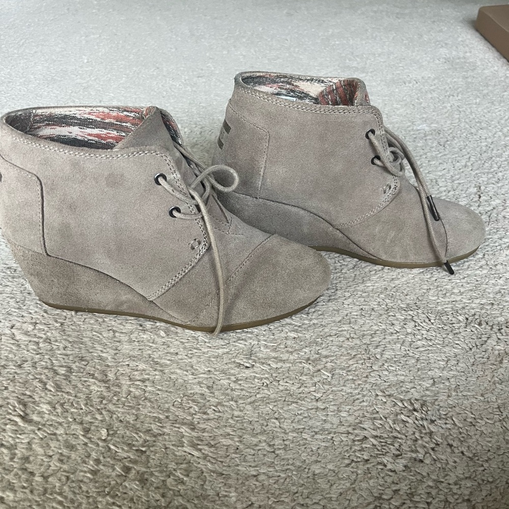 Toms Suede Wedge Lace Up Bootie 7.5